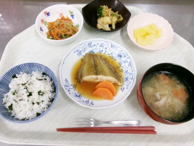 わかめご飯、カレイの煮付け1.JPG