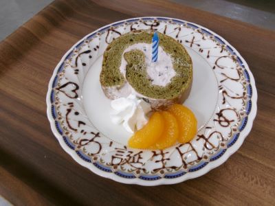 お誕生日ケーキ　抹茶ロール2.JPG