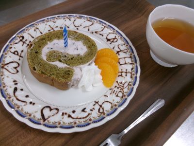 お誕生日ケーキ　抹茶ロール3.JPG