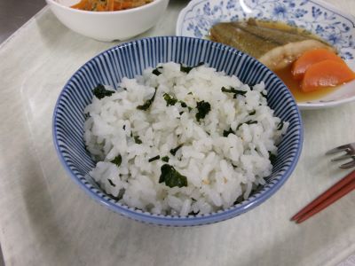 わかめご飯、カレイの煮付け2.JPG