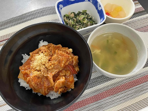 2023.8.16トマキムチーズ丼.JPG